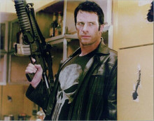 Thomas Jane as The Punisher holding machine gun 8x10 photo