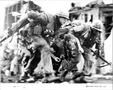 Full metal Jacket original 8x10 photo Matthew Modine carries Arliss Howard