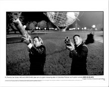 Men in Black 1997 original 8x10 photo Tommy Lee Jones Will Smith take aim