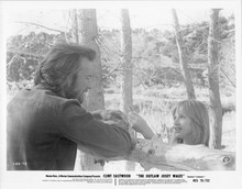 The Outlaw Josey Wales 1976 original 8x10 photo Clint Eastwood & Sondra Locke