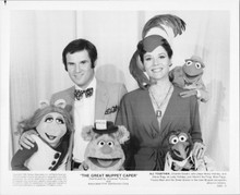 The Great Muppet Caper 1981 original 8x10 photo Diana Rigg Miss Piggy Kermit