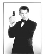 Pierce Brosnan 1995 original 8x10 inch photo Bond pose with gun Goldeneye