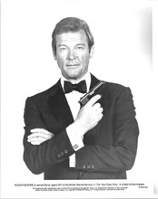 Roger Moore 1981 original 8x10 inch photo Bond pose with gun For Your Eyes Only