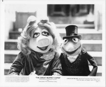 The Great Muppet Caper 1981 original 8x10 photo Kermit and Miss Piggy