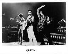 Queen original 8x10 photo Freddie mercury plays guitar with the band on stage