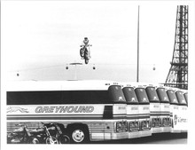 Evel Knievel original 7x9 inch press photo jumps 14 Greyhound buses Ohio 1975