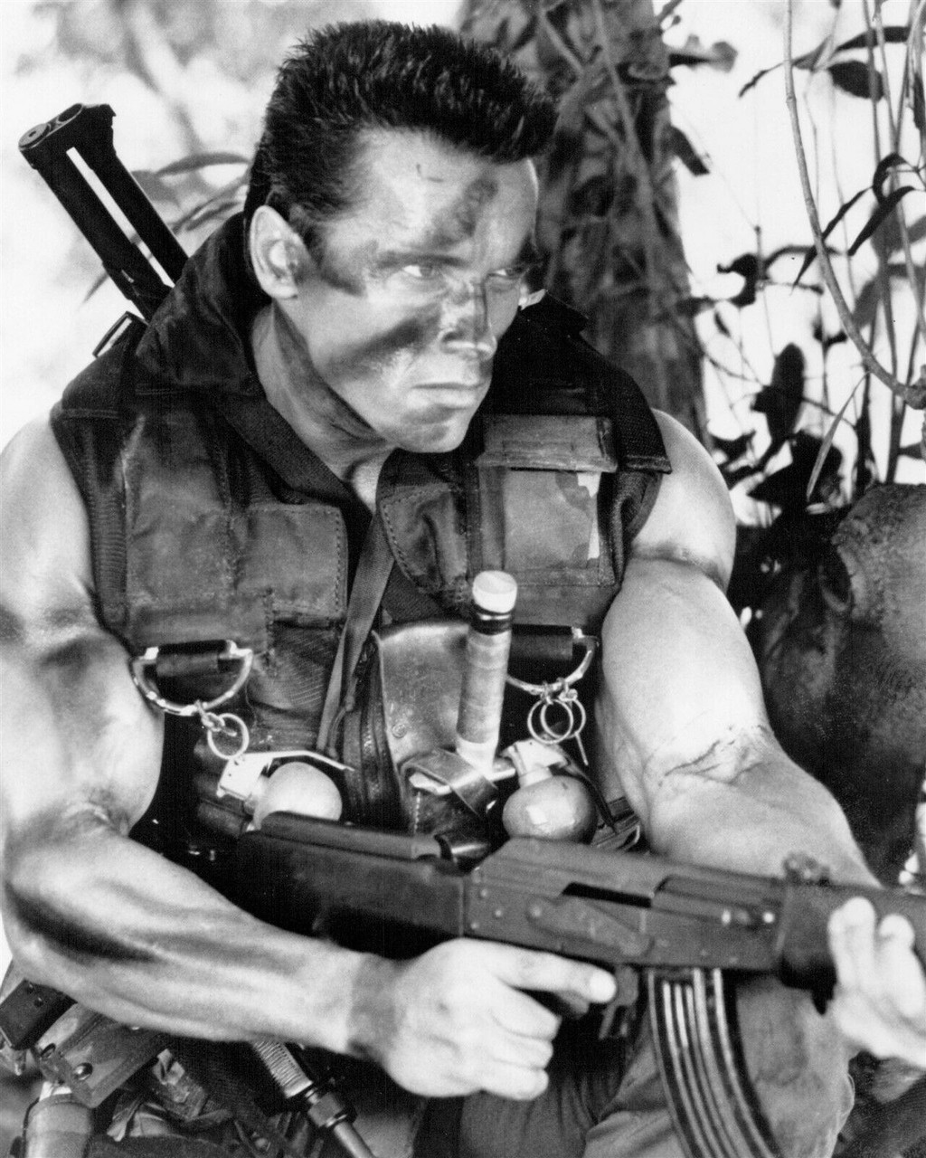 Arnold Schwarzenegger machine gun at the ready John Matrix Commando 8x10  photo - Moviemarket