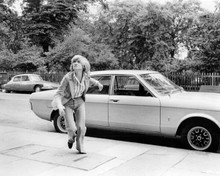 Judy Geeson runs by Ford Granada 1975 Brannigan 8x10 inch photo