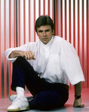 Richard Dean Anderson in white shirt & seated pose as MacGyver 8x10 photo