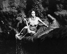 King Kong 1976 Jessica Lange in revealing outfit sits in Kong's hand 8x10 photo