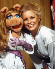 Cheryl Ladd poses with Miss Piggy guesting on The Muppet Show 1978 8x10 photo