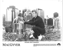 Richard Dean Anderson 1987 original 8x10 inch photo as MacGyver on rooftop