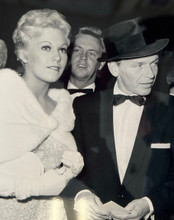 Frank Sinatra cool in tux & fedora with Kim Novak Pal Joey premiere 8x10 photo