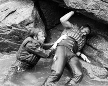 Deliverance 1972 Jon Voight & Burt Reynolds take cover under rocks 8x10 photo