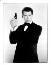 Pierce Brosnan in iconic Bond pose holding up gun Goldeneye 8x10 inch photo