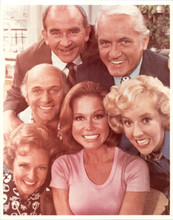 Mary Tyler Moore Show Mary and the cast smiling pose together 8x10 inch photo
