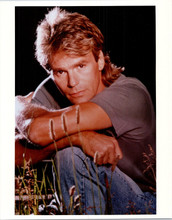 Richard Dean Anderson kneeling pose in t-shirt & jeans as MacGuyver 8x10 photo