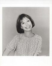 Mary Tyler Moore Smiling In Beautiful Headshot 8x10 Photograph