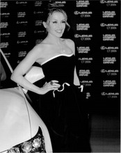 Kylie Minogue glams it up for photographers 8x10 inch press photo
