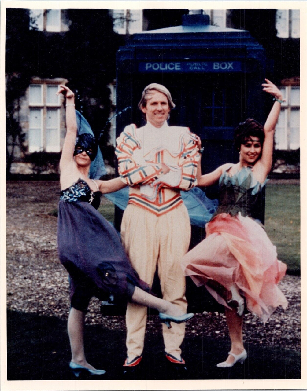doctor-who-peter-davison-sarah-sutton-janet-fielding-by-tardis-1981