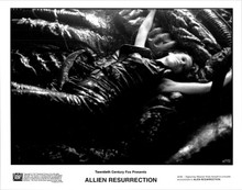 Alien Resurrection 1997 Movie S.Weaver laying on Alien Scene 8x10 Original Photo
