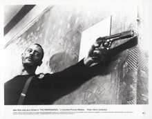 Jean Reno as hitman pointing his gun 1994 The Professional 8x10 inch photo