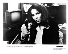 Jackie Brown 1997 original 8x10 photo Pam Grier pointing gun