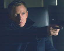 Daniel Craig points gun as Bond Quantom of Solace 8x10 inch photo