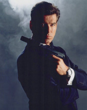 Pierce Brosnan as Bond holding silencer gun over shoulder 8x10 inch photo