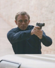 Daniel Craig points gun as Bond 2008 Quantum of Solace 8x10 inch photo