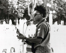 Tracy Chapman 1989 in concert playing guitar 8x10 inch photo