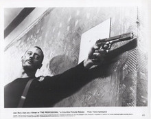 The Professional 1994 original 8x10 photo Jean Reno aims gun as hit man