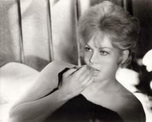 Kim Novak seductively lies on bed 1964 Of Human Bondage 8x10 inch photo