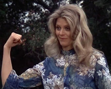 Lindsay Wagner shows her muscles in publicity pose The Bionic Woman 8x10 photo
