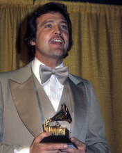 Lee Majors in tuxedo poses for cameras 1980 holding Grammy Award 8x10 photo