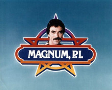Tom Selleck as private eye Magnum pose with show logo 8x10 inch photo