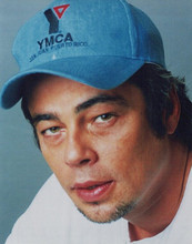 Benecio del Toro wears Puerto rico baseball hat vintage 8x10 inch photo