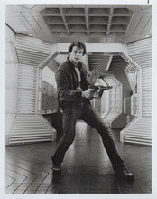 Marc Singer full body pose aiming gun 1984 sci-fi series V vintage 8x10 photo