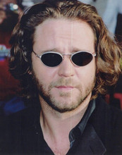 Russell Crowe poses on red carpet early 200's era 8x10 inch photo