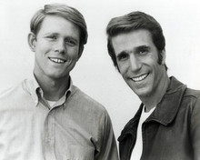 Happy Days classic smiling Richie & The Fonz Ron Howard Henry Winkler 8x10 photo