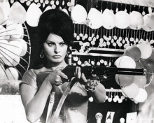 Sophia Loren 1962 original 8x10 inch photo aims gun Boccaccio '70 movie