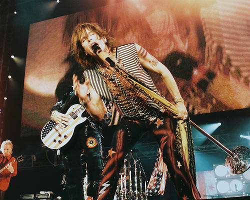 This is an image of Photograph & Poster of Aerosmith 250051