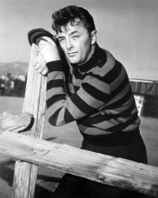 This is an image of Photograph & Poster of Robert Mitchum 100793