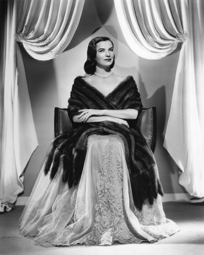 This is an image of Photograph & Poster of Ella Raines 101543