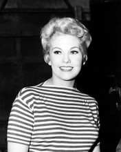 This is an image of Photograph & Poster of Kim Novak 102128