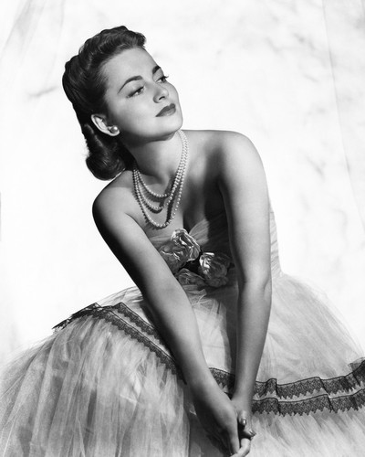 This is an image of Photograph & Poster of Olivia De Havilland 102344