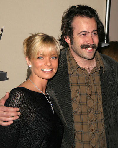This is an image of 270398 Jaime Pressly & Jason Lee Photograph & Poster
