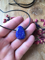 Lapis lazuli pendant with leather chord (114400)