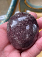 Garnet pebble (1112880)