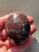 Garnet pebble (1112889)